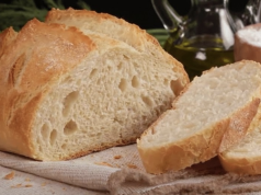 Jednoduchý recept na skvělé domácí pečivo: Připravte si tento domácí chléb! Domácí chléb ze čtyř surovin – křupavý, nadýchaný a bez zbytečné práce