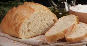 Domácí chléb ze čtyř surovin – křupavý, nadýchaný a bez zbytečné práce