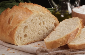 Domácí chléb ze čtyř surovin – křupavý, nadýchaný a bez zbytečné práce