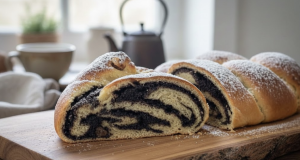 Dokonalý makový závin s tvarohem a rozinkami, jako od babičky! Makový závin s tvarohem a rozinkami z kynutého těsta – vláčný a poctivý