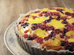 Nadýchaný krémový dort s lesním ovocem – jemný a vláčný dezert Krémový dort s lesním ovocem – nadýchaný dezert jako z cukrárny