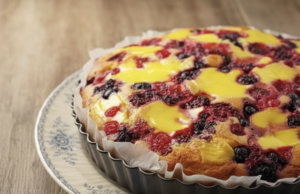 Nadýchaný krémový dort s lesním ovocem – jemný a vláčný dezert Krémový dort s lesním ovocem – nadýchaný dezert jako z cukrárny