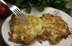 Fantastické bramboráčky plněné kuřecím masem: Tip na skvělou večeři! Bramborové placičky plněné kuřecím masem – rychlý a sytý oběd