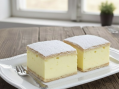 Jednoduchý recept na nadýchaný krémový dezert s vanilkovým krémem! Krémové kostky s vanilkovým krémem – nadýchaný dezert podle hrnkového receptu