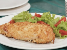 Kuřecí prsa plněná sýrem v bramborovém kabátku: křupavý oběd, který mizí z talíře