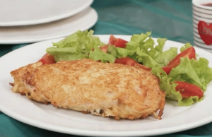 Kuřecí prsa plněná sýrem v bramborovém kabátku: křupavý oběd, který mizí z talíře