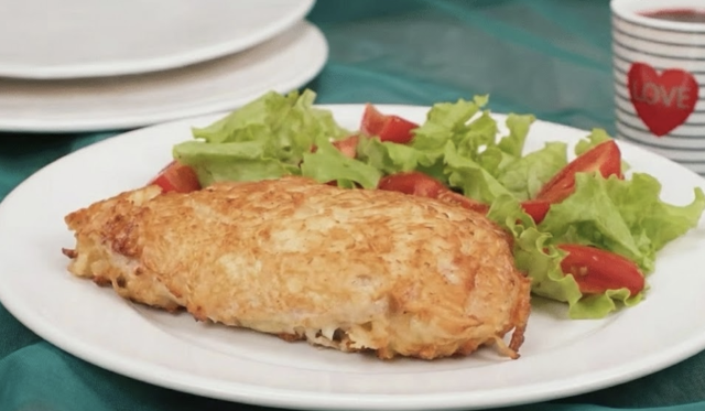 Kuřecí prsa plněná sýrem v bramborovém kabátku: křupavý oběd, který mizí z talíře