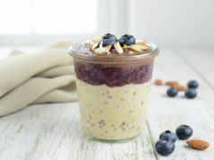 Vločkový pohár s borůvkami a čokoládou: zdravá snídaně, co chutná jako dezert