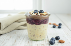 Připravte si tuto zdravou a vydatnou snídaní v podobě poháru! Vločkový pohár s borůvkami a čokoládou: zdravá snídaně, co chutná jako dezert