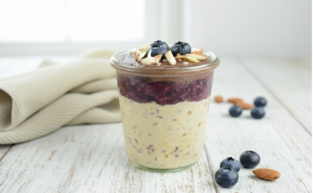 Vločkový pohár s borůvkami a čokoládou: zdravá snídaně, co chutná jako dezert