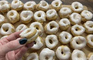 Křehké věnečky s vanilkovým pudinkovým krémem Domácí věnečky z odpalovaného těsta s vanilkovým krémem – klasika ke kávě