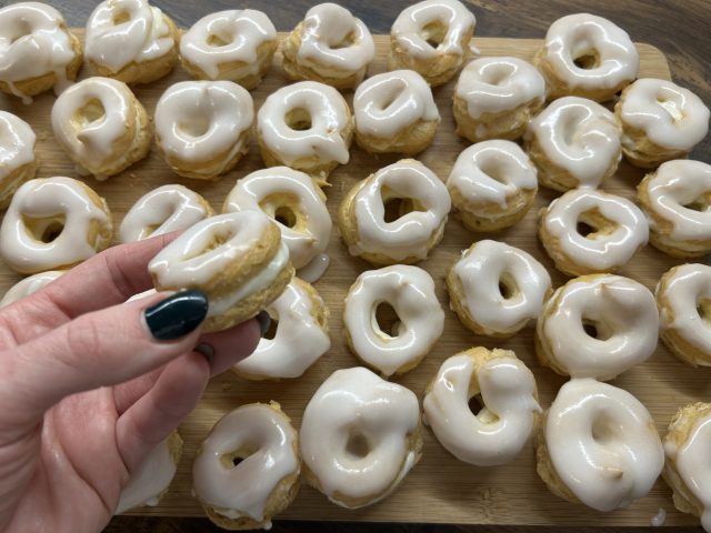 Domácí věnečky z odpalovaného těsta s vanilkovým krémem – klasika ke kávě Domácí věnečky z odpalovaného těsta s vanilkovým krémem – klasika ke kávě