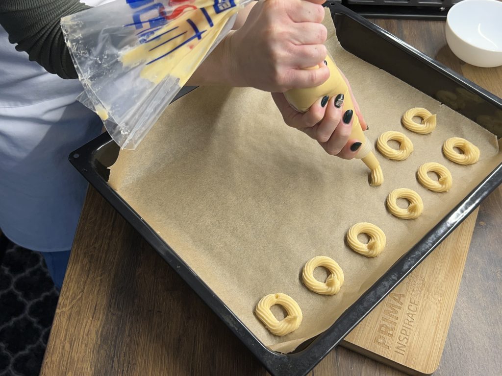 Křehké věnečky s vanilkovým pudinkovým krémem