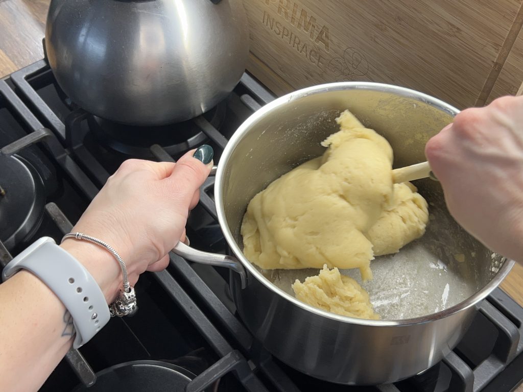 Křehké věnečky s vanilkovým pudinkovým krémem