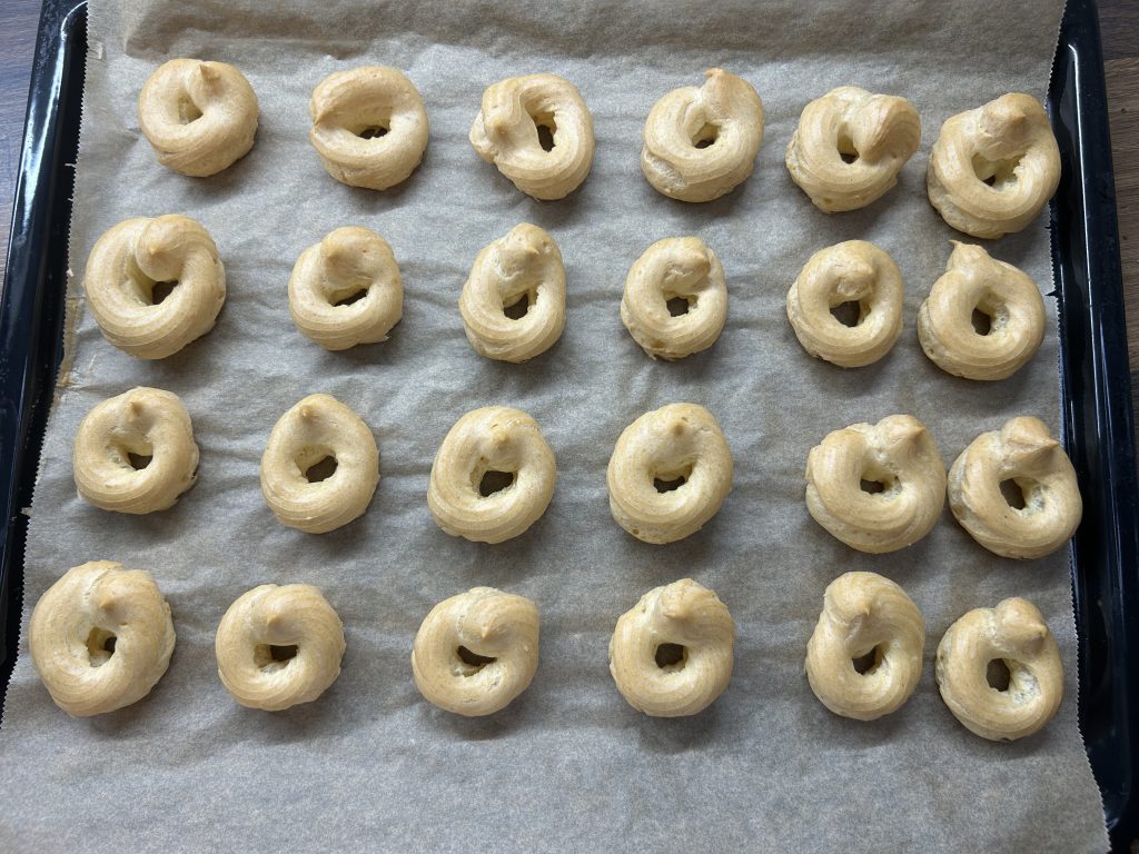 Křehké věnečky s vanilkovým pudinkovým krémem