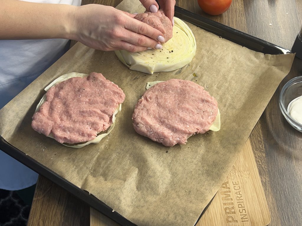 Zelný steak zapečený s mletým masem