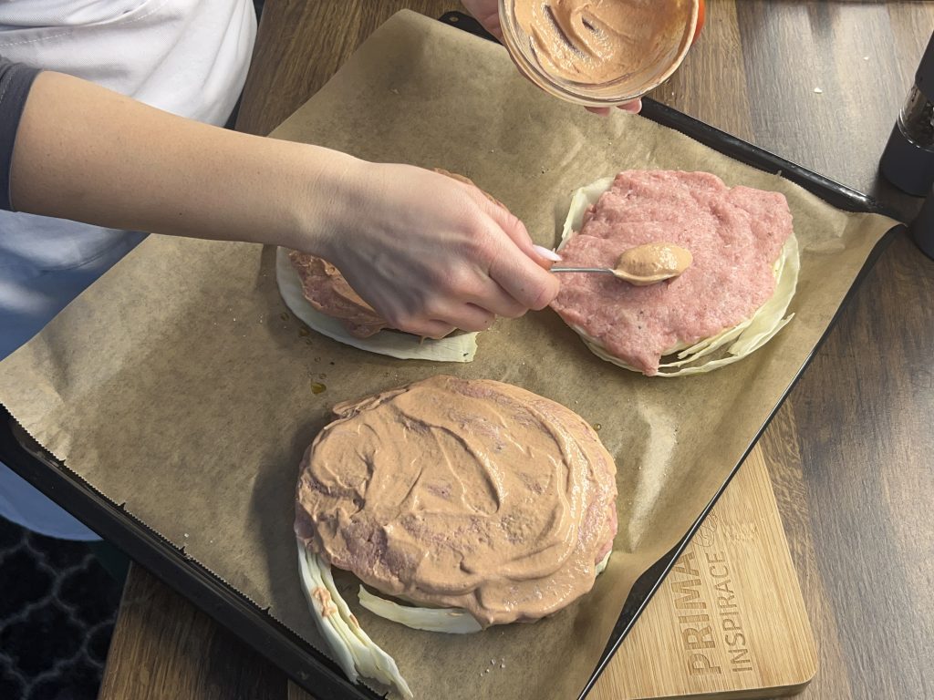 Zelný steak zapečený s mletým masem