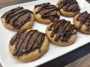 Žerbó koláčky – křehké máslové cukroví s ořechovou náplní a meruňkovým džemem