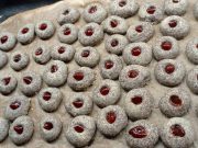 Čertovy oči – makové vánoční cukroví plněné povidly