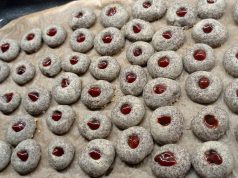 Čertovy oči – makové vánoční cukroví plněné povidly