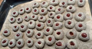 Čertovy oči – makové vánoční cukroví plněné povidly