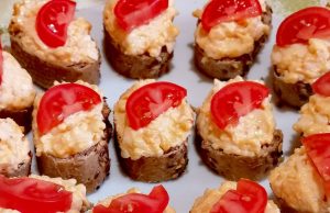 Pikantní sýrová pomazánka – výrazná chuť, která probudí každé pohoštění Pikantní sýrová pomazánka s česnekem: hit vánočního a silvestrovského pohoštění