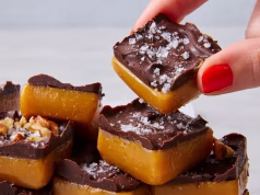 Žvýkací karamelové kostky s čokoládou a ořechy: Luxusní domácí sladkost jen ze 4 surovin
