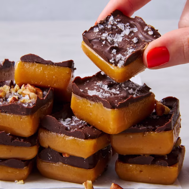 Žvýkací karamelové kostky s čokoládou a ořechy: Luxusní domácí sladkost jen ze 4 surovin