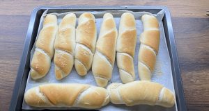 Domácí rohlíky jako z pekárny – nadýchané, křupavé a voňavé