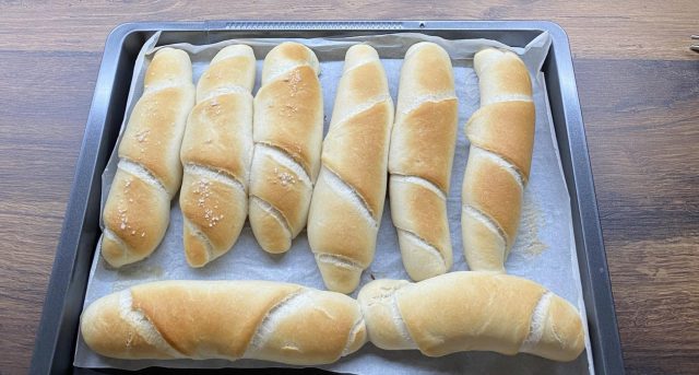 Domácí rohlíky jako z pekárny – nadýchané, křupavé a voňavé