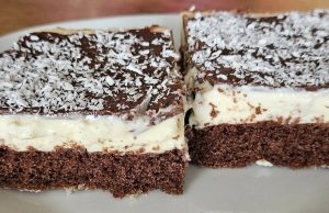 Eskymo řezy – vláčný kakaový moučník s kokosovým krémem Eskymo řezy s kokosovým krémem a čokoládou: vláčný dezert, který chutná jako zmrzlina