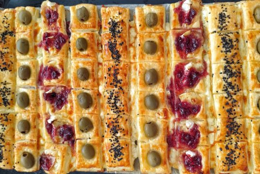 Silvestrovské jednohubky z listového těsta – rychlé, efektní a variabilní pohoštění