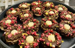 Kakaová kolečka s krémem – křehké cukroví s čokoládovým srdcem