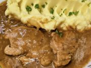 Vepřové plecko na kmíně s bramborovou kaší – jednoduchá klasika, která zasytí Vepřové plecko na kmíně s bramborovou kaší
