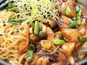 Asijská kuřecí směs s bambusovými výhonky a nudlemi: Rychlý recept na šťavnaté kuře a křupavou zeleninu