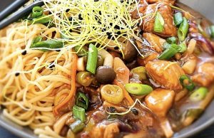 Asijská kuřecí směs s bambusovými výhonky a nudlemi: Rychlý recept na šťavnaté kuře a křupavou zeleninu