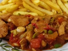 Vynikající kuřecí masová směs a hranolky: Rychlovka z jedné pánve Kuřecí masová směs s hranolky z jedné pánve: Rychlá gyros varianta pro celou rodinu