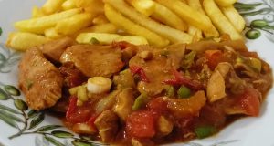 Rychlovka z jedné pánve – kuřecí masová směs a hranolky