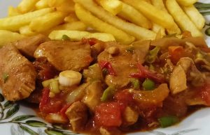 Rychlovka z jedné pánve – kuřecí masová směs a hranolky