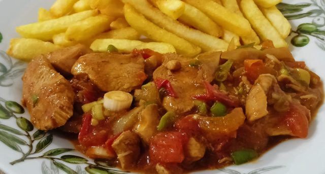 Kuřecí masová směs s hranolky z jedné pánve: Rychlá gyros varianta pro celou rodinu Kuřecí masová směs s hranolky z jedné pánve: Rychlá gyros varianta pro celou rodinu