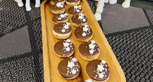 Linecké sušenky s čokoládovým krémem – klasika v elegantním kabátě