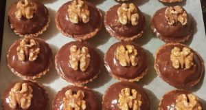 Křehké košíčky s ořechovou náplní: Tradiční recept na vánoční cukroví, které je křehké a voňavé