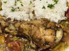 Pečená krůtí křídla na cibuli, česneku a zelenině s rýží