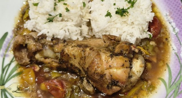 Pečená krůtí křídla na cibuli, česneku a zelenině s rýží