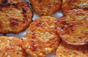 Dokonalé placičky z cottage a mrkve – univerzální základ nasladko i naslano