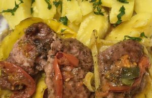 Pečené papriky plněné masovou směsí – jednoduchý oběd z trouby Pečené papriky plněné masovou směsí: Jednoduchý rodinný oběd z jednoho pekáče