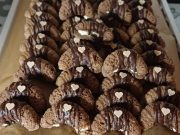 Plněné rohlíčky s karamelovým kávovým krémem: Recept na křehké cukroví s luxusní náplní