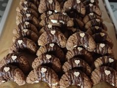 Plněné rohlíčky s karamelovým kávovým krémem: Recept na křehké cukroví s luxusní náplní