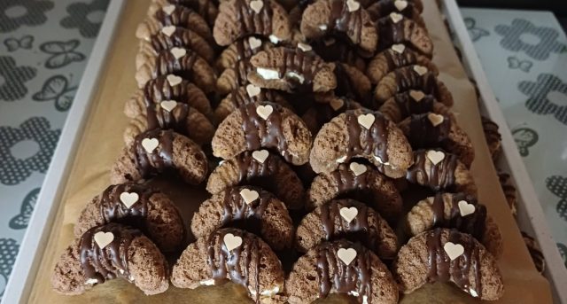 Plněné rohlíčky s karamelovým kávovým krémem: Recept na křehké cukroví s luxusní náplní