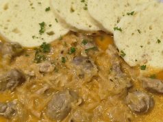 Segedínský guláš s kynutým knedlíkem: Poctivá česká klasika se zelím